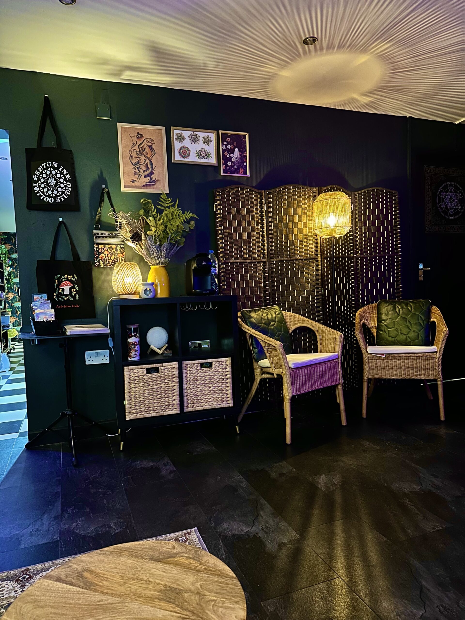 Image of the client consultation area at Ashton ink Tattoo Studio
